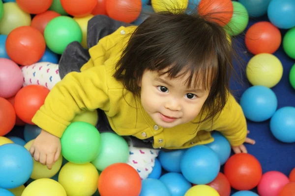 Top havuzunda (1 yaşında oynayan Japon bebek kız)