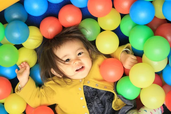 Japanese baby girl playing in ball pool (1 year old) — Stock Photo, Image