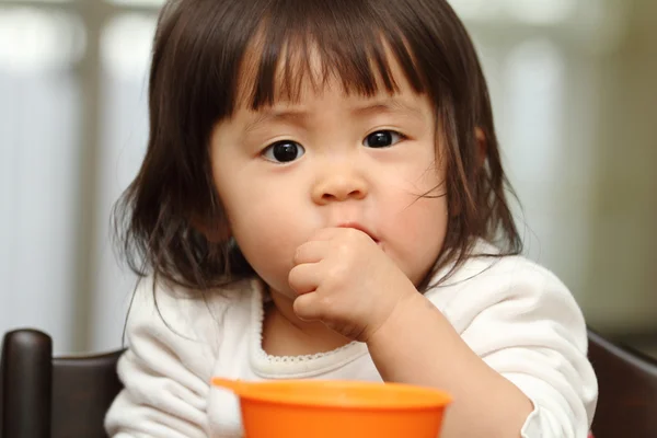 Japans baby meisje eten granen (1 jaar oude) — Stockfoto