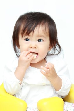 Japon küçük pirinç kraker (0 yaşındaki yiyen kız)