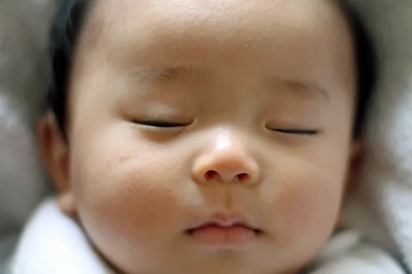 Sovande japanska baby boy (0 år gamla) — Stockfoto