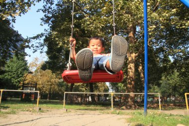 Japon çocuk (3 yaşında salıncak üzerinde)