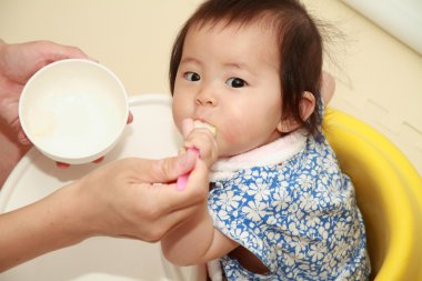 Küçük Japon kız bebek maması (0 yaşındaki yeme)