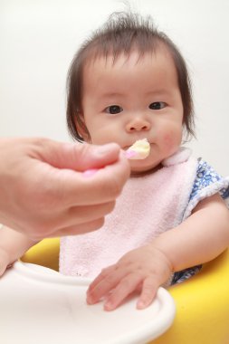 Küçük Japon kız bebek maması (0 yaşındaki yeme)