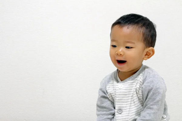 Lächelnder japanischer Junge (1 Jahr alt)) — Stockfoto