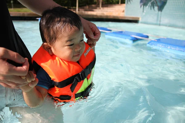 Japansk pojke bad i poolen (1 år gammal) — Stockfoto