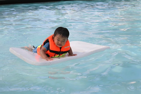 Japoński chłopiec (1 rok stary basen) — Zdjęcie stockowe