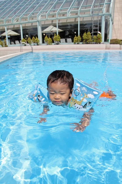 (1 歳のプールで泳いでいる日本少年) — ストック写真