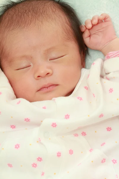 Dormir Japonês recém-nascido menina (0 ano de idade ) — Fotografia de Stock