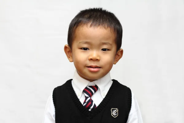 Японский мальчик в официальной одежде (3 года) ) — стоковое фото