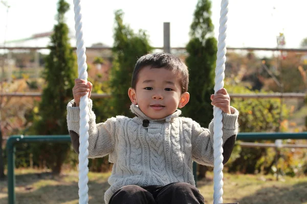 Japon çocuk (3 yaşında salıncak üzerinde) — Stok fotoğraf