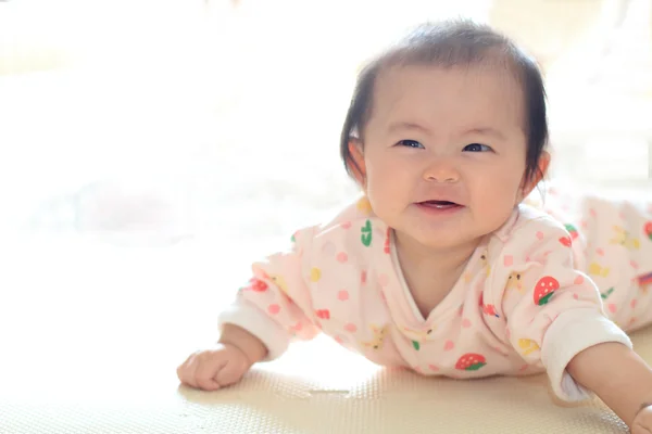 Kriechende japanische Mädchen (0 Jahre alt)) — Stockfoto