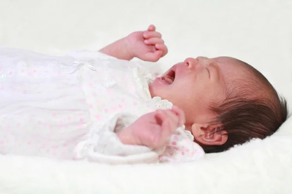 Плачущая новорожденная японская девочка — стоковое фото