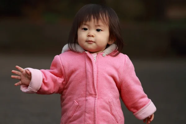 Японська дівчина toddling (1-річна) — стокове фото