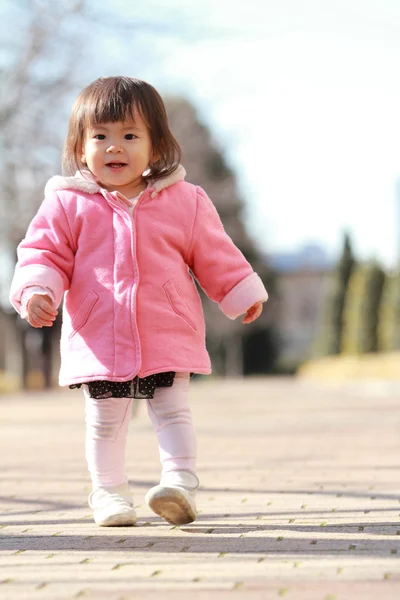 Японская девочка-топлесс (1 год) ) — стоковое фото