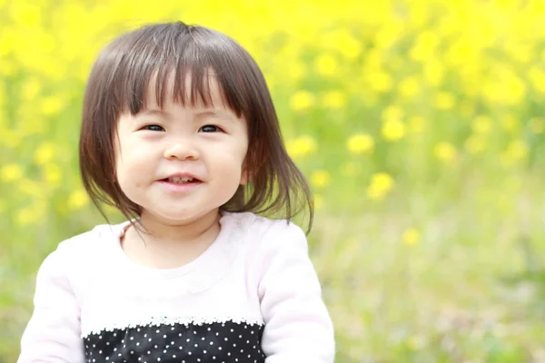 Menina japonesa (1 ano de idade) e mostarda campo amarelo — Fotografia de Stock