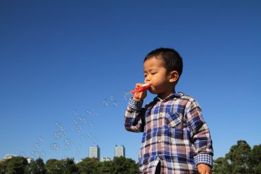 Japon çocuk (3 yaşında kabarcık ile oynamak)
