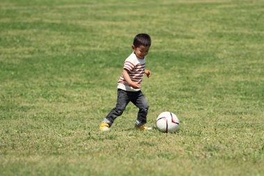 Japon çocuk futbol topunu tekmeliyor (3 yaşında))