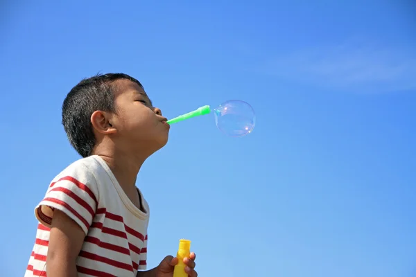 Japonês menino brincando com bolha (4 anos ) — Fotografia de Stock