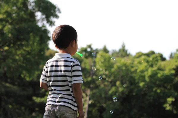 Japonés chico jugando con burbuja (4 años de edad ) — Foto de Stock