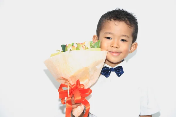 Ragazzo giapponese con un bouquet (4 anni ) — Foto Stock