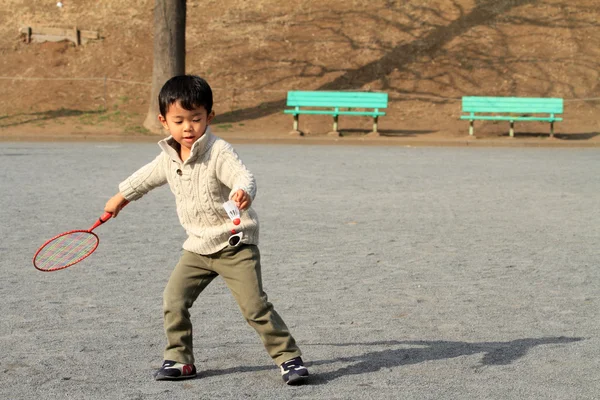 Japonês menino jogando badminton (4 anos ) — Fotografia de Stock