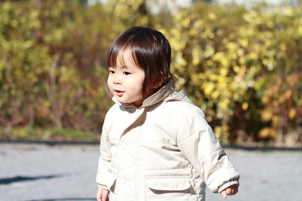Japanisches Mädchen spaziert im Park (1 Jahr alt)) — Stockfoto