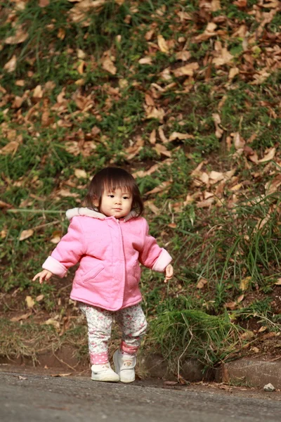 Japansk tjej tar en promenad i parken (1 år gammal) — Stockfoto