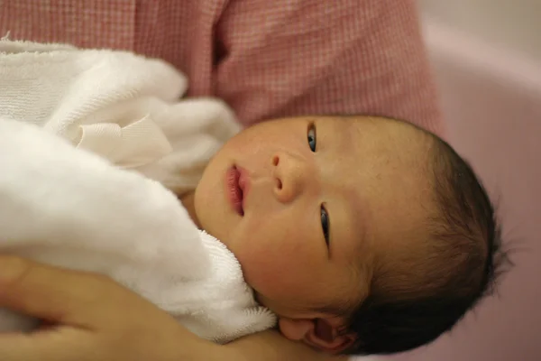 Japonés recién nacido bebé sostenido por su madre (0 año de edad ) — Foto de Stock