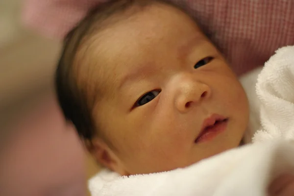 Japán újszülött baba fiú anyja (0 év régi birtokában) — Stock Fotó