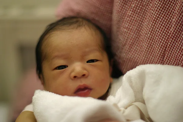 Japán újszülött baba fiú anyja (0 év régi birtokában) — Stock Fotó