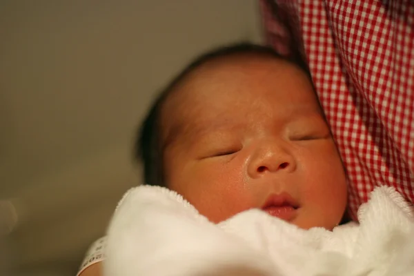 Japonés recién nacido bebé sostenido por su madre (0 año de edad ) — Foto de Stock