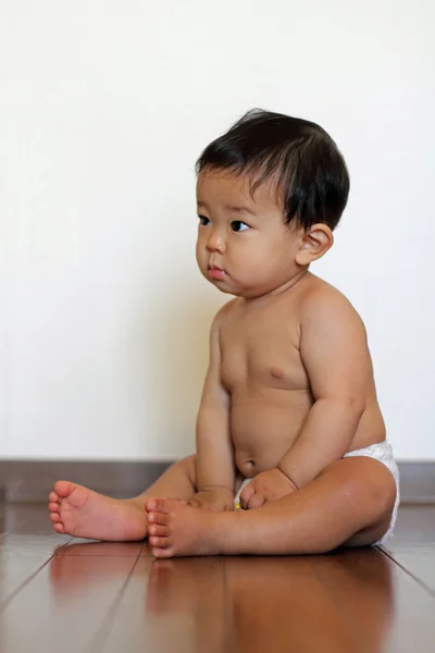 日本の赤ちゃん (0 歳の床に座っている男の子) — ストック写真