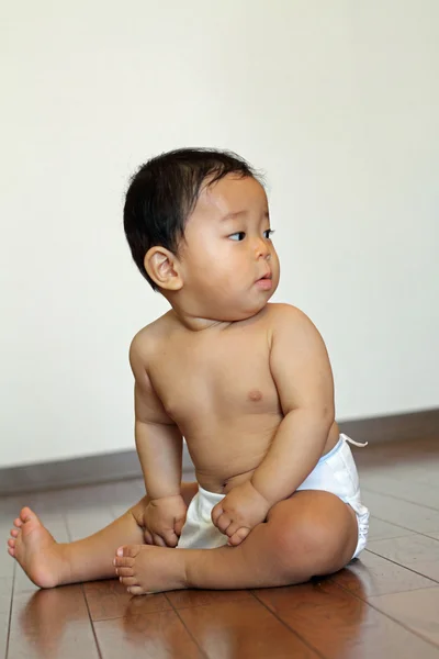 日本の赤ちゃん (0 歳の床に座っている男の子) — ストック写真