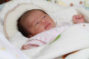 Japon yeni doğan bebek kız (0 yaşındaki uyku)