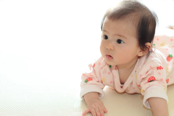 Bébé fille japonaise rampante (0 an ) — Photo