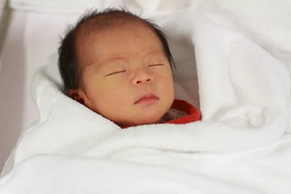 Alvó (0 éves a japán újszülött baba lány.) — Stock Fotó