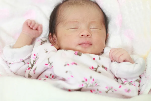 Durmiendo japonesa recién nacido niña (0 año de edad ) — Foto de Stock