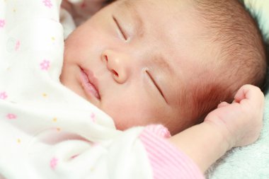 Japon yeni doğan bebek kız (0 yaşındaki uyku)