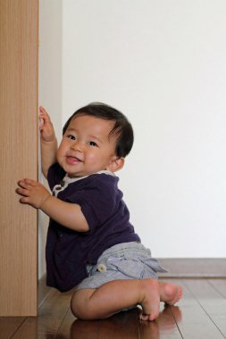 Yukarı çekerek (0 yaşındaki durmak erkek Japon bebek)