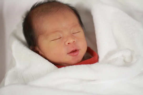 Spící (0 let staré Japonky nově narozené děti) — Stock fotografie