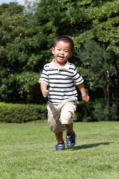 Japanese boy running on the grass (3 years old) — Stock Photo, Image