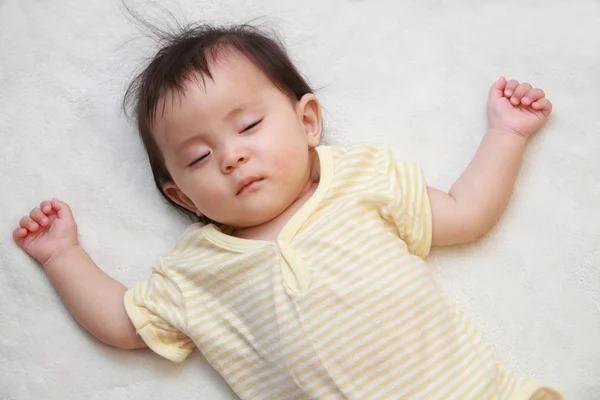 Спящая японская девочка (0 лет ) — стоковое фото