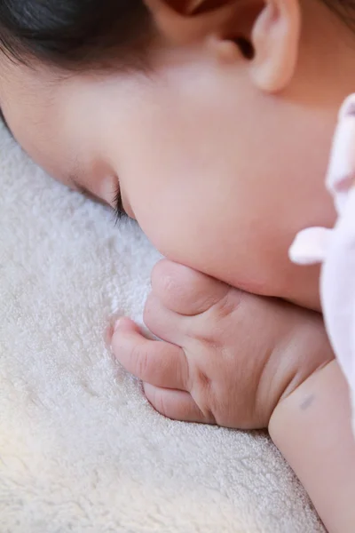 Slapen japans baby meisje (0 jaar oud) — Stockfoto