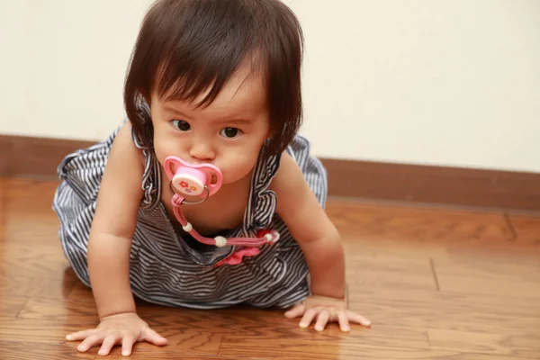 Japonesa bebé chica chupando en un chupete (0 año viejo ) — Foto de Stock