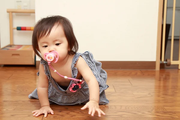 Japonesa bebé chica chupando en un chupete (0 año viejo ) —  Fotos de Stock