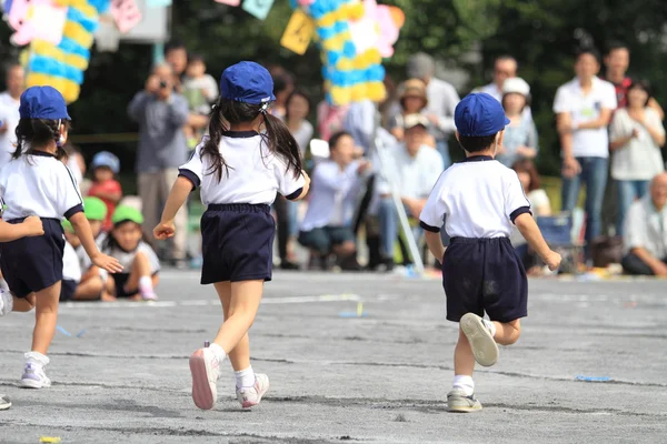 日本の幼稚園で運動会 — ストック写真