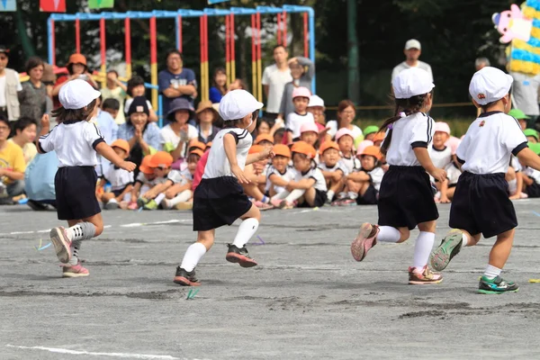 日本の幼稚園で運動会 — ストック写真