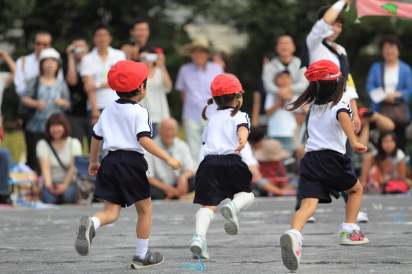 日本の幼稚園で運動会 — ストック写真