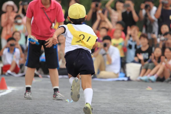 日本の幼稚園で運動会 — ストック写真